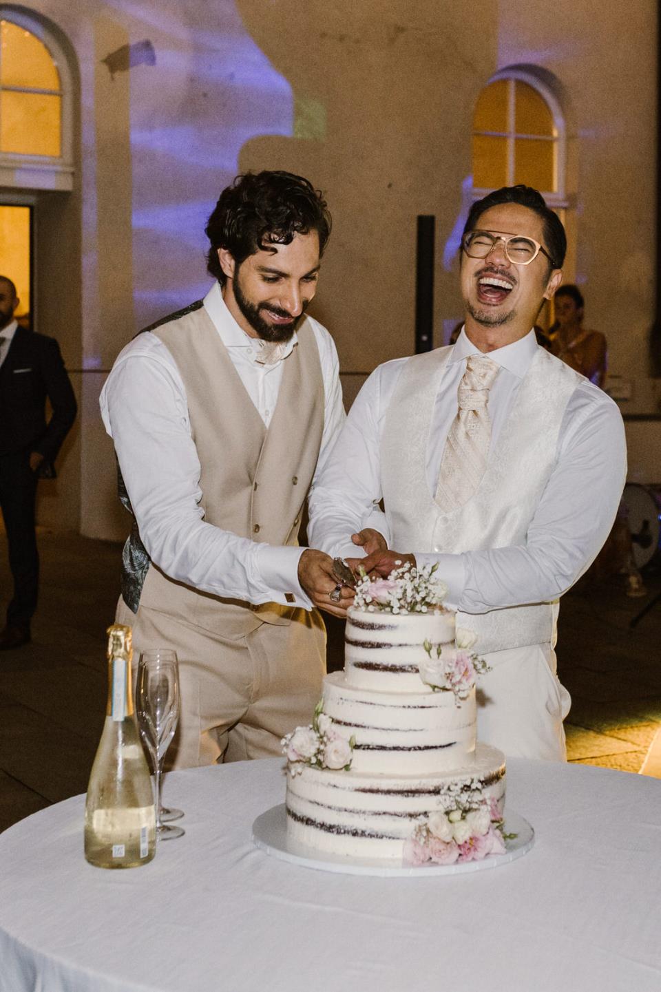 cutting the cake | Laura Stramacchia | Wedding Photography