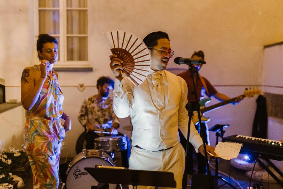 serenade for the groom | Laura Stramacchia | Wedding Photography