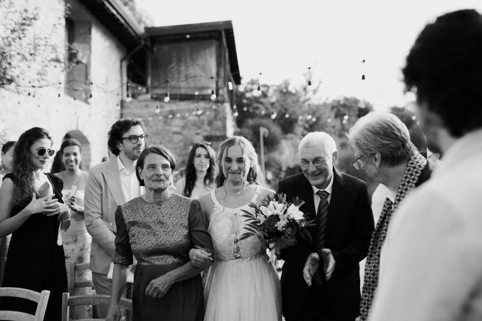 Sposi durante la cerimonia a Podere Conti in Lunigiana | Laura Stramacchia | Wedding Photography