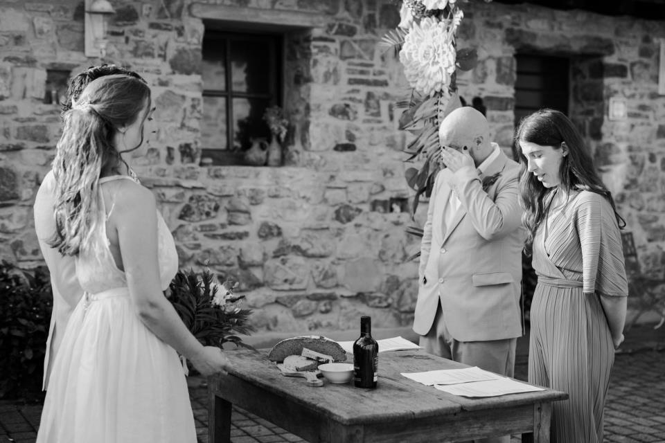 Sposi durante la cerimonia a Podere Conti in Lunigiana | Laura Stramacchia | Wedding Photography