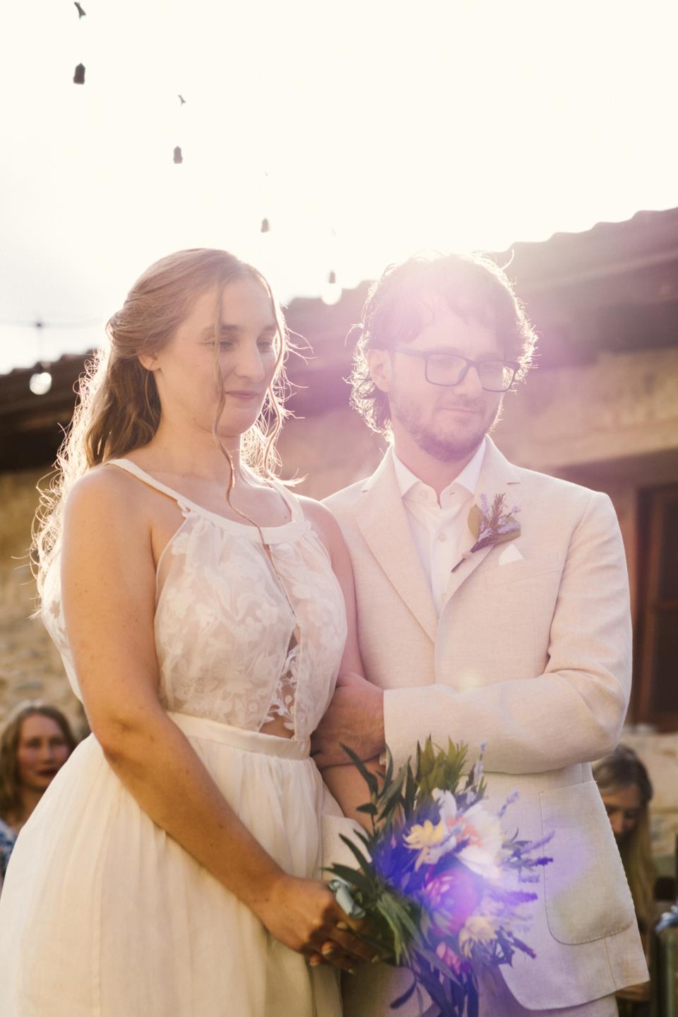 Sposi durante la cerimonia a Podere Conti in Lunigiana | Laura Stramacchia | Wedding Photography