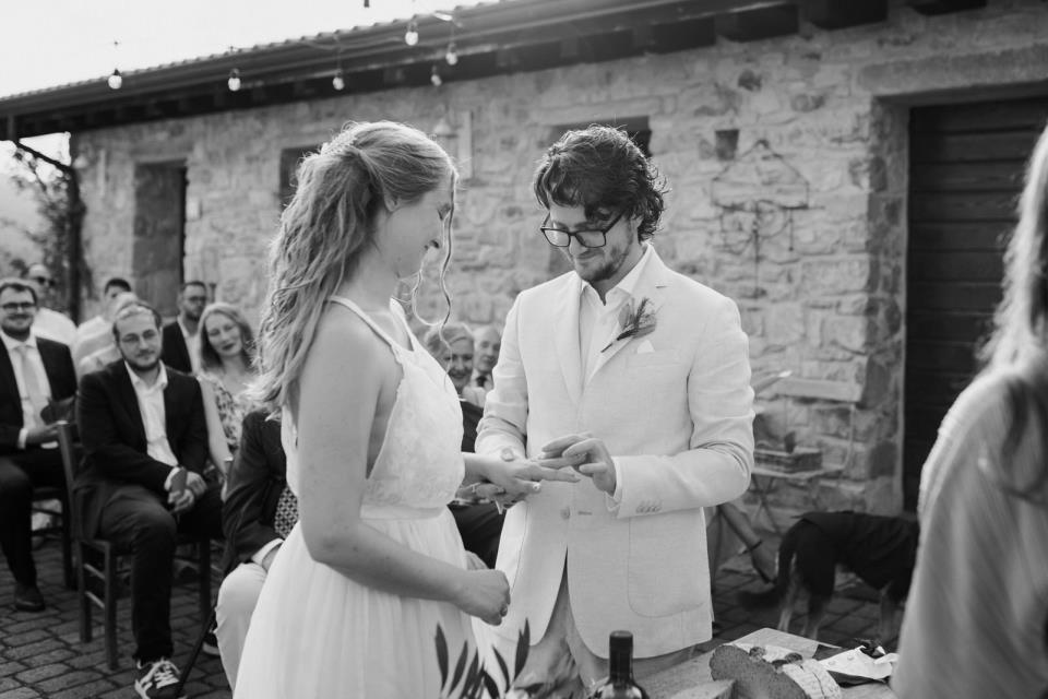Sposi durante la cerimonia a Podere Conti in Lunigiana | Laura Stramacchia | Wedding Photography