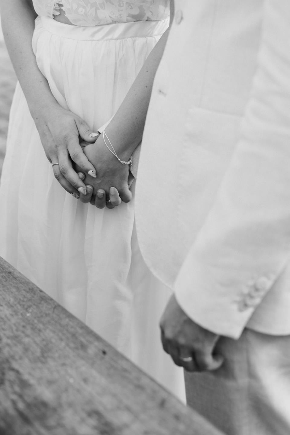 Sposi durante la cerimonia a Podere Conti in Lunigiana | Laura Stramacchia | Wedding Photography