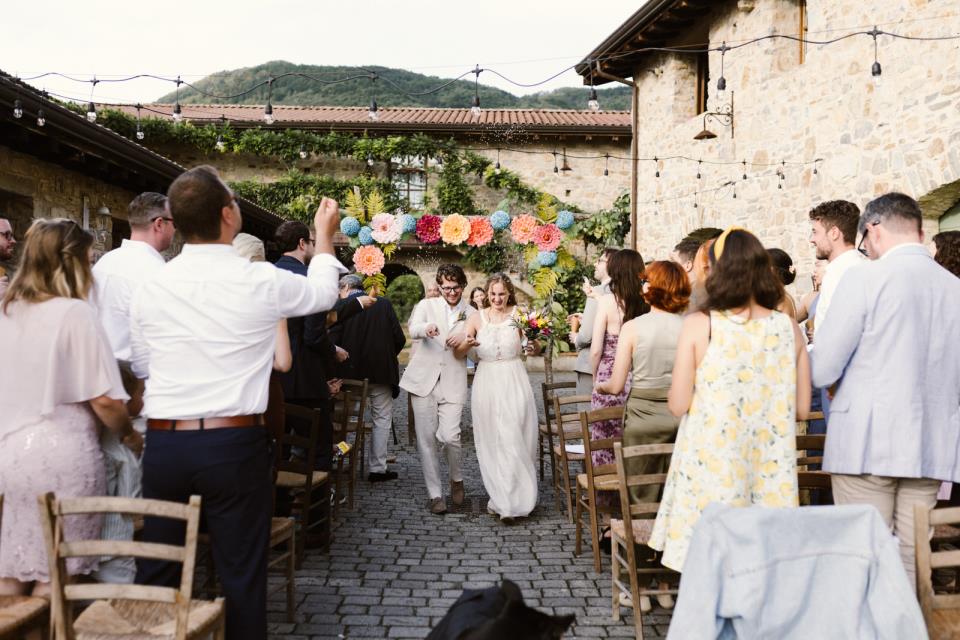 Sposi durante la cerimonia a Podere Conti in Lunigiana | Laura Stramacchia | Wedding Photography