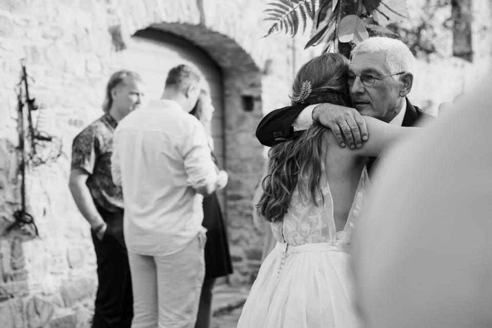 Sposi durante la cerimonia a Podere Conti in Lunigiana | Laura Stramacchia | Wedding Photography