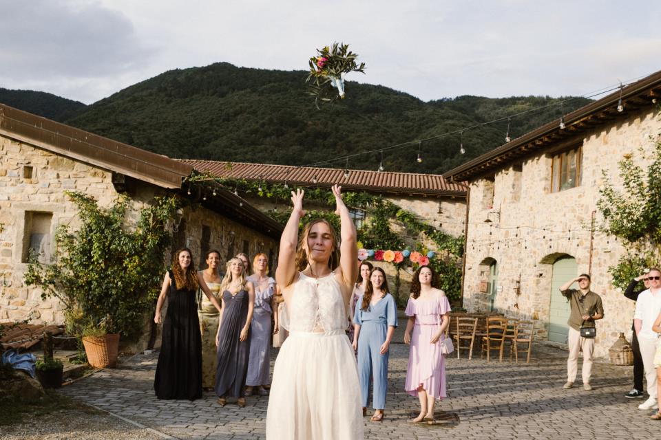Sposi durante la cerimonia a Podere Conti in Lunigiana | Laura Stramacchia | Wedding Photography