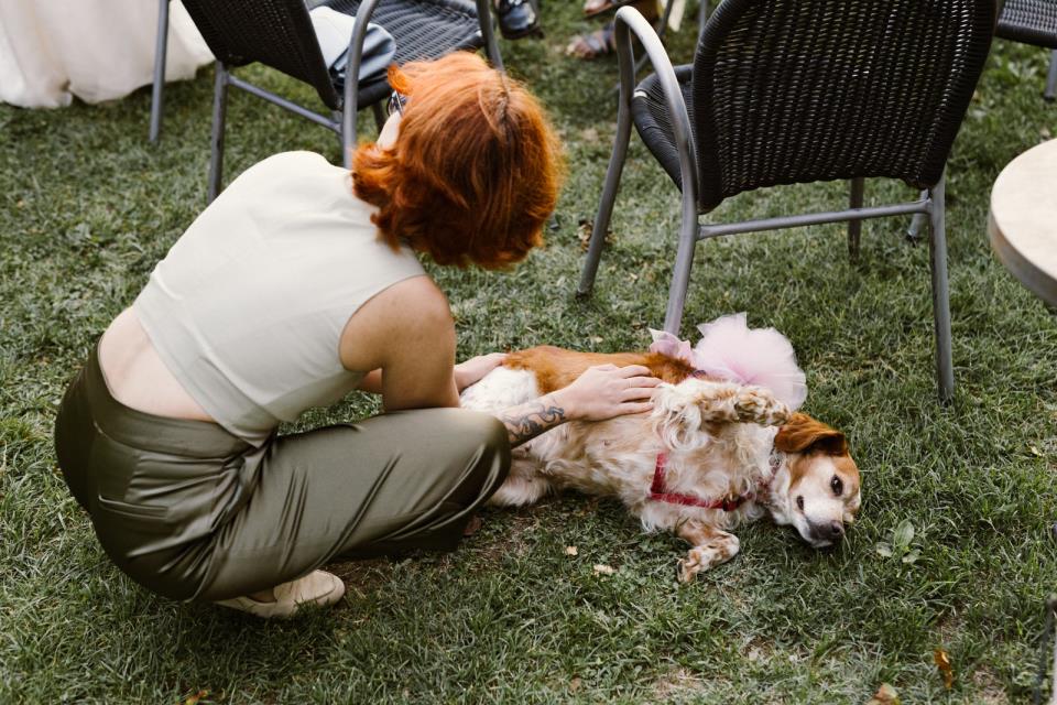 Sposi durante la cerimonia a Podere Conti in Lunigiana | Laura Stramacchia | Wedding Photography